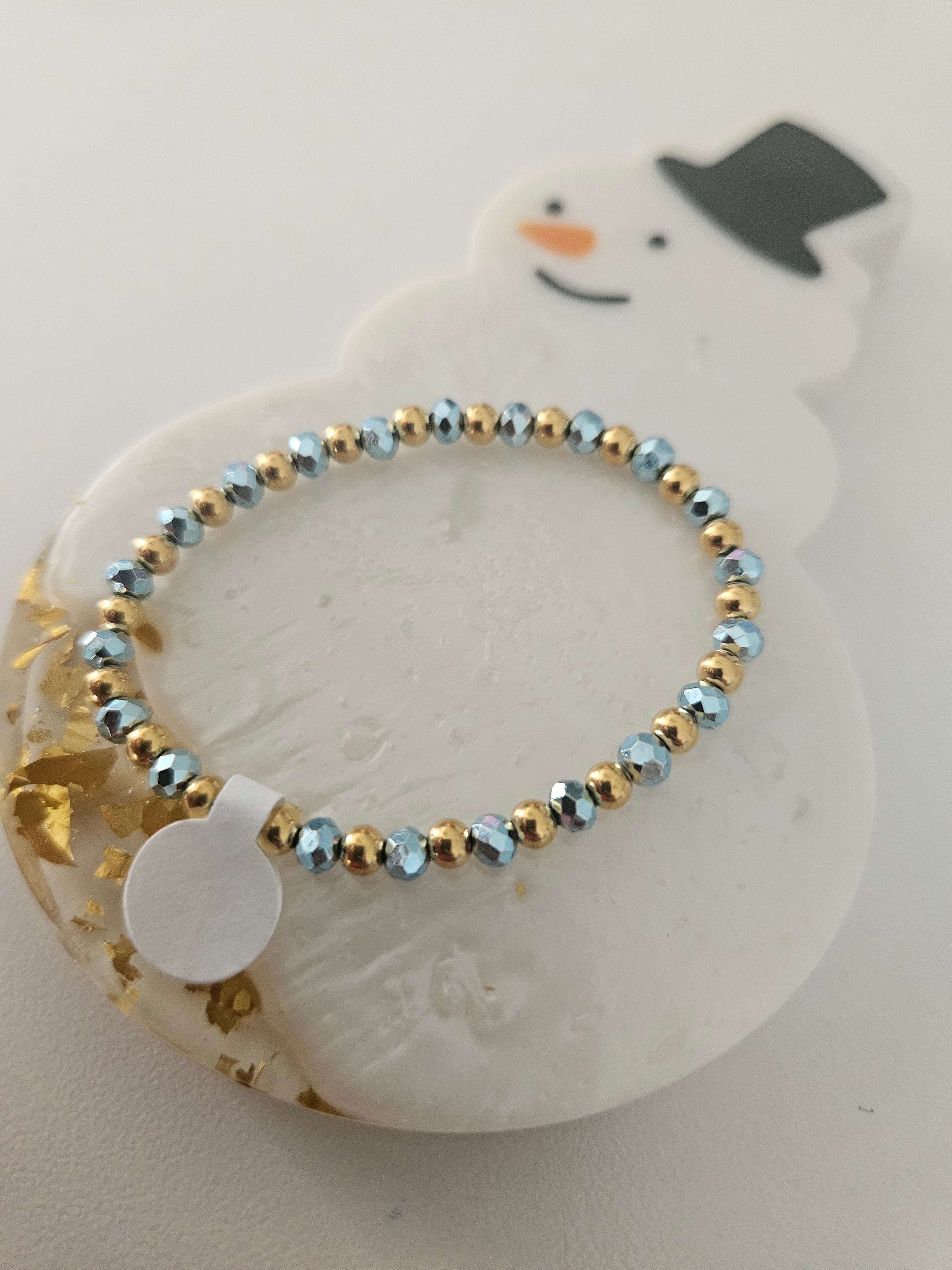Pulsera de niña azul con oro tornasol stainless steel. Le sirve a una mujer con la muñeca pequeña