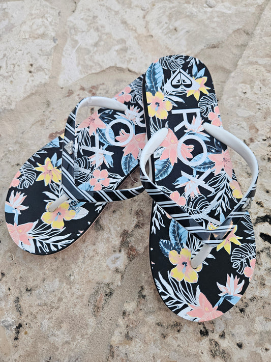 Sandalia Roxy niña. RG PEBBLES Vll ABK. Tiene un pequeño defecto.