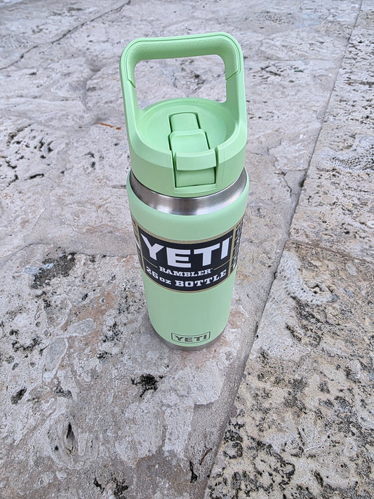 Rambler®
Botella de agua de 26 oz

CON GORRA DE PAJA A JUEGO DE COLOR
