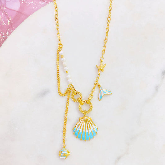 Cadena motivo del mar,cancha,pez,cola de sirena todas en color azul turquesa. Tiene perlas