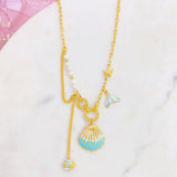 Cadena motivo del mar,cancha,pez,cola de sirena todas en color azul turquesa. Tiene perlas