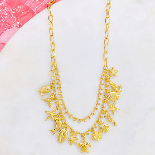 Cadena motivo del mar. Muchos charms del mar