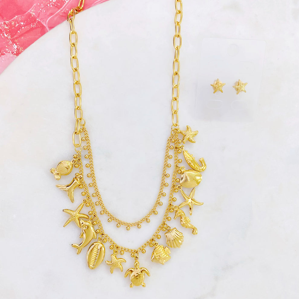 Cadena motivo del mar. Muchos charms del mar