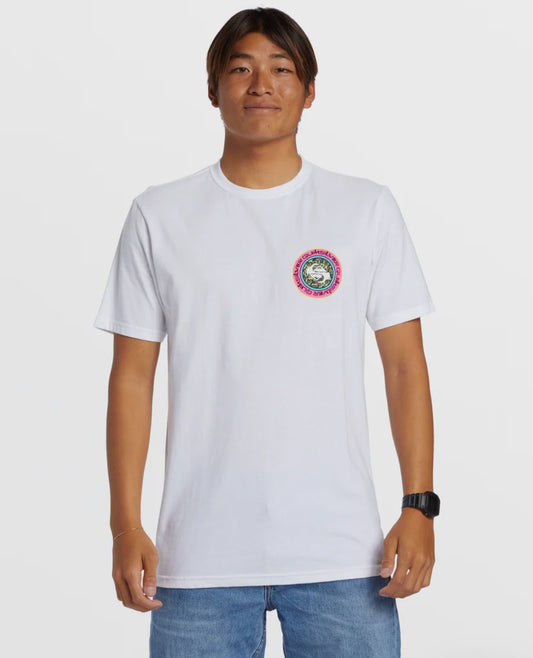 Camiseta Quiksilver de hombre. Omni Circle T-Shirt Adjunto foto de combinaciones de gorra.