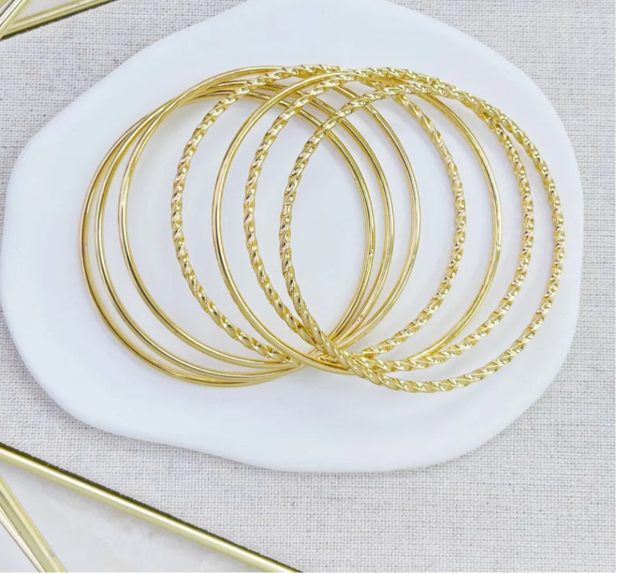 Pulseras Stainless Steel. Trae 7 de ellas.