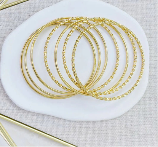 Pulseras Stainless Steel. Trae 7 de ellas.