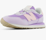 Tennis New balance son size 6 de niña. De igual manera le sirven a una mujer size 7.5,8